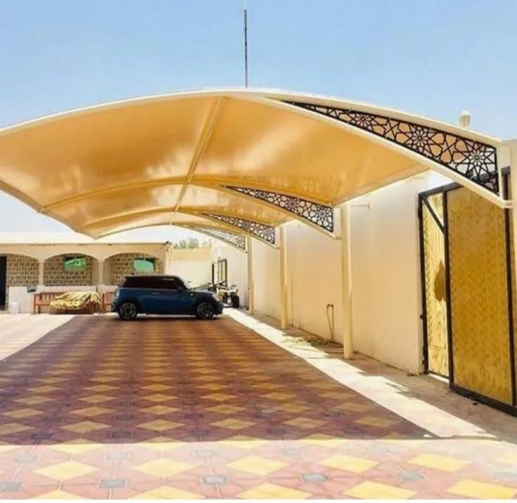 مظلة سيارات منحنية بغطاء مشدود وزخارف معدنية