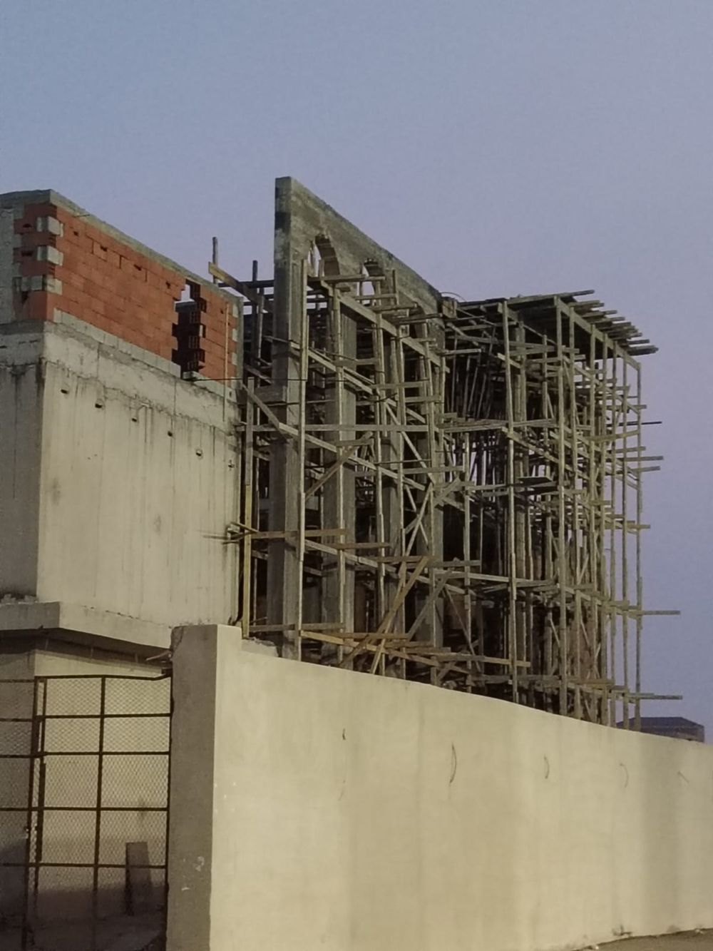 إضافة ملاحق علوية وخارجية في الطائف: تنفيذ إنشائي وتشطيب كامل