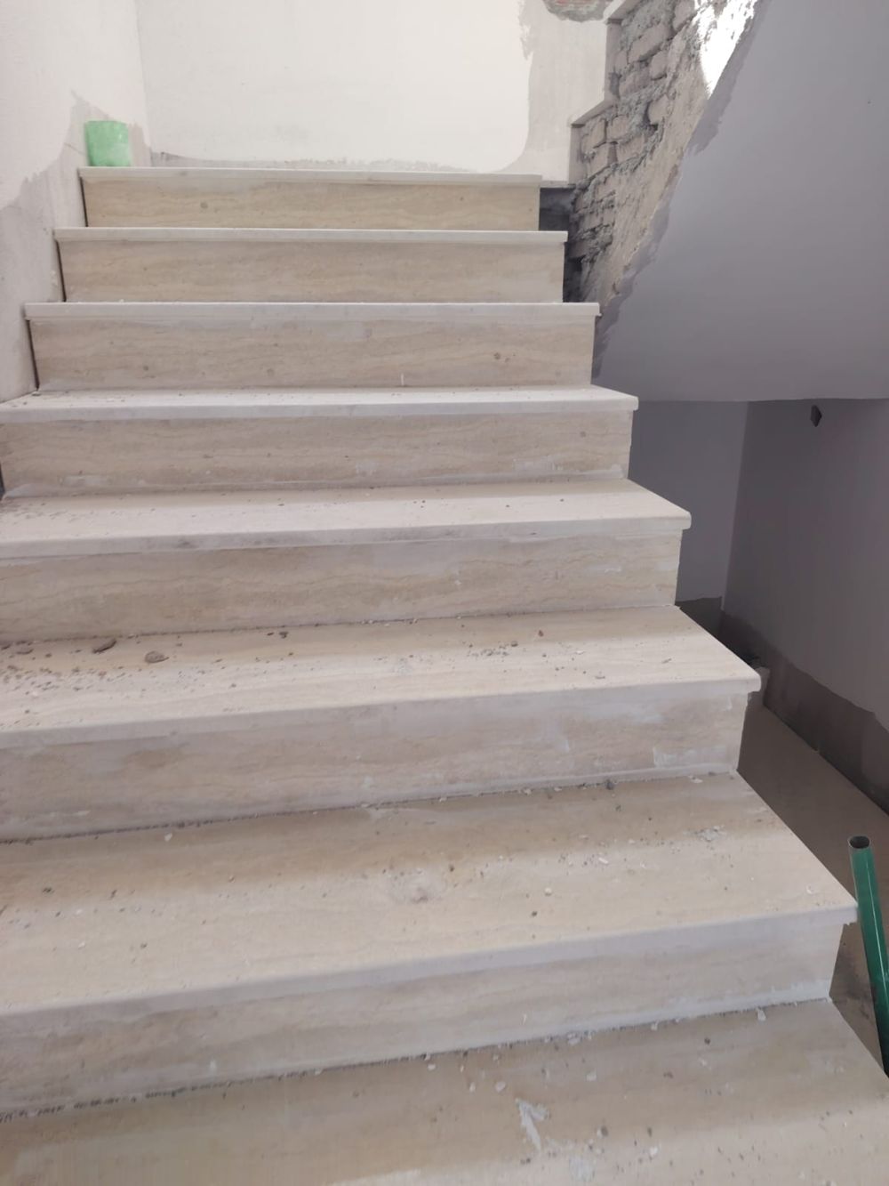 درج مكسو بحجر الترافرتين الفاتح